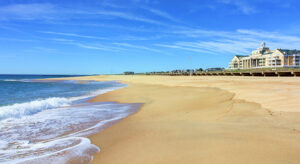 New Jersey beach with view of the ocean and beach homes in the distance